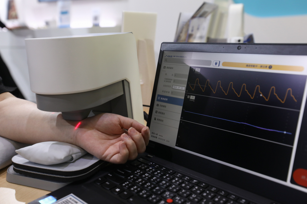 z6.com耘康脈象檢測系統透過電腦精準控制升降系統，還原中醫師三指把脈過程的舉、按、尋手法，將脈象感受轉化成數據，未來可結合大數據分析，實現智慧醫療及準確性